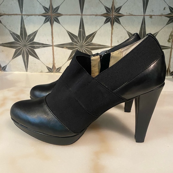 Adrienne Vittadini Platform Black Leather Shooties - Picture 13 of 14